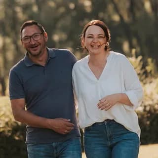 Dominik et Sabrina de Wienen Media dans une prairie à la lumière du soir