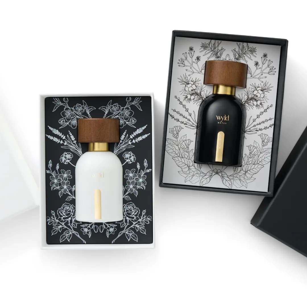 White Lie et Black Book dans leurs coffrets aux illustrations botaniques