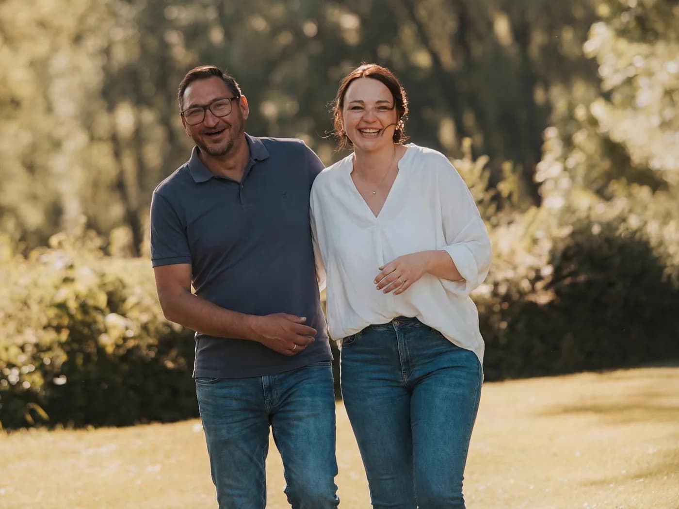 Dominik et Sabrina de Wienen Media dans une prairie à la lumière du soir