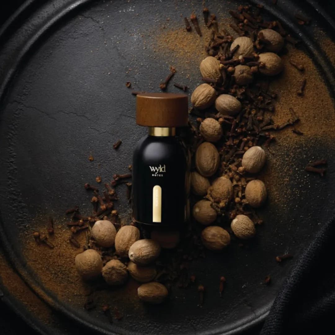 Black Book de Wyld Notes sur une assiette sombre, entre noix de muscade et clous de girofle