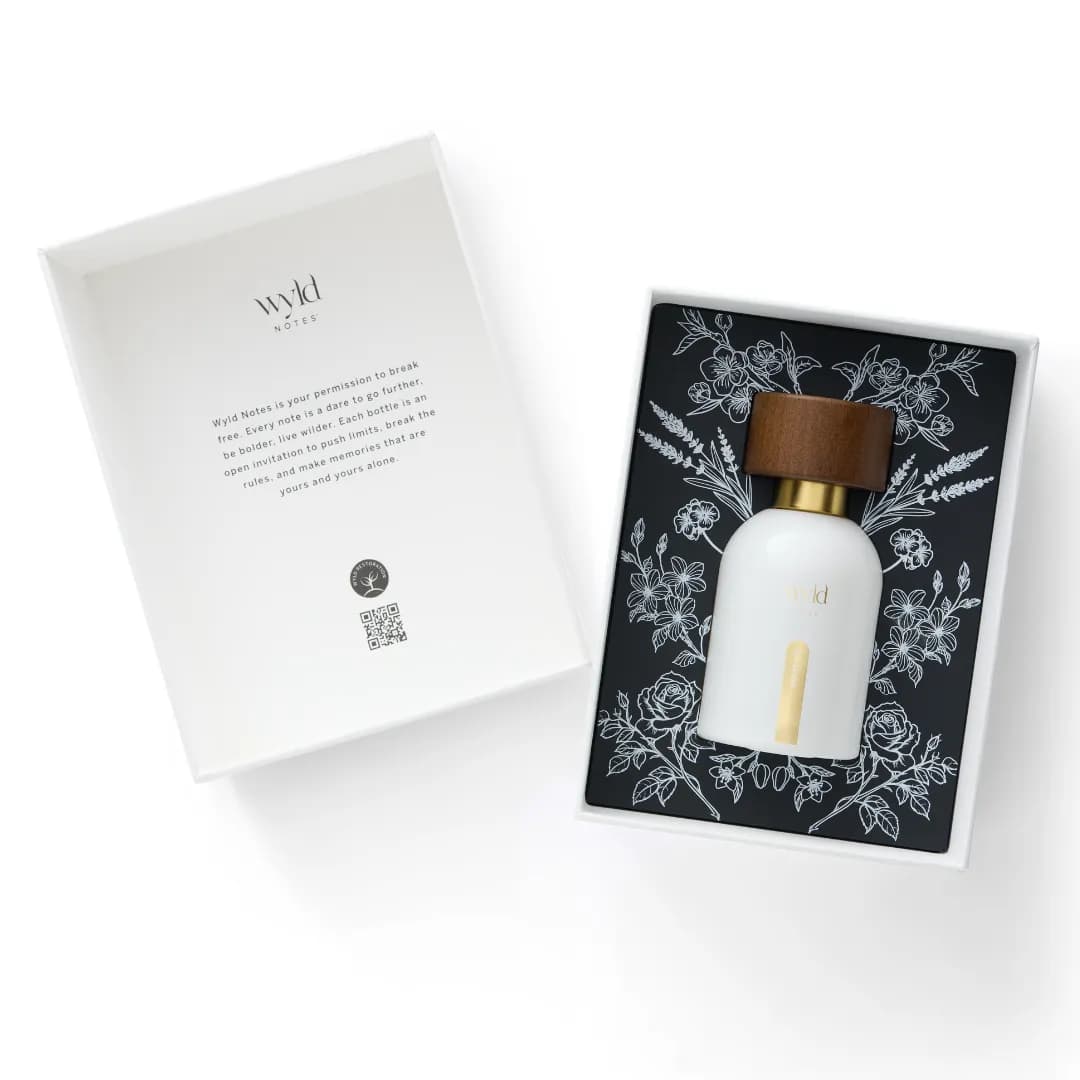 White Lie de Wyld Notes à côté de son coffret ouvert